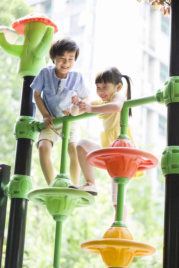 Exploration enthousiaste : La magie des parcs d'attractions lors des colonies de vacances